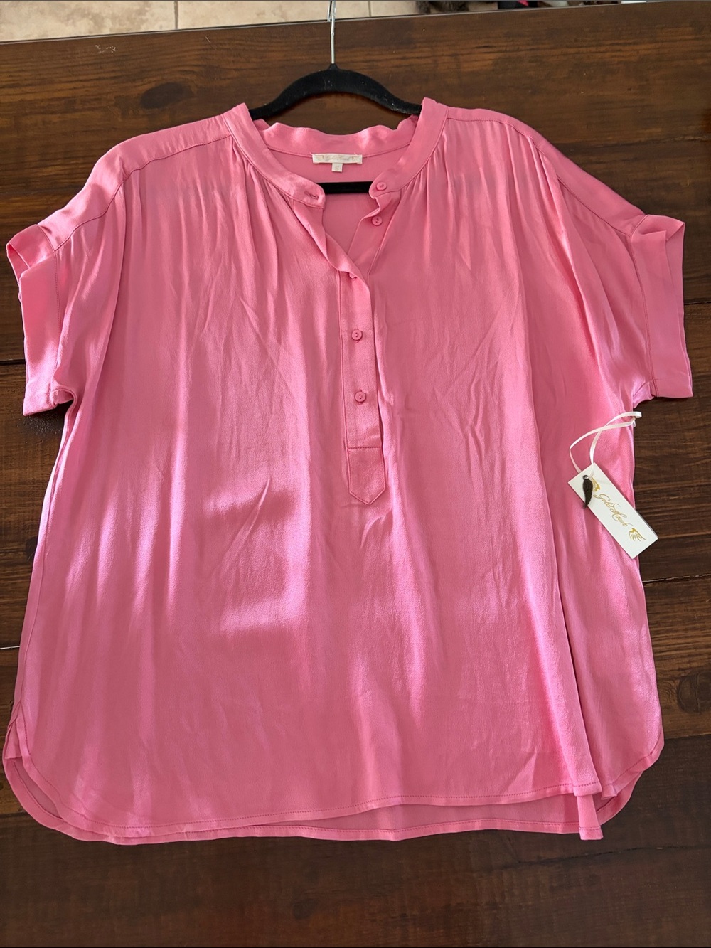 Gold Hawk. NEW w/tags Women's Pink Short-Sleeve Henley Blouse